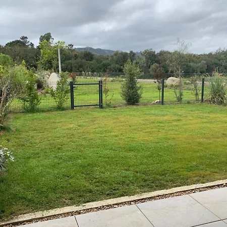 Rez De Jardin Dans De Charme ... アパート ポルトヴェッキオ